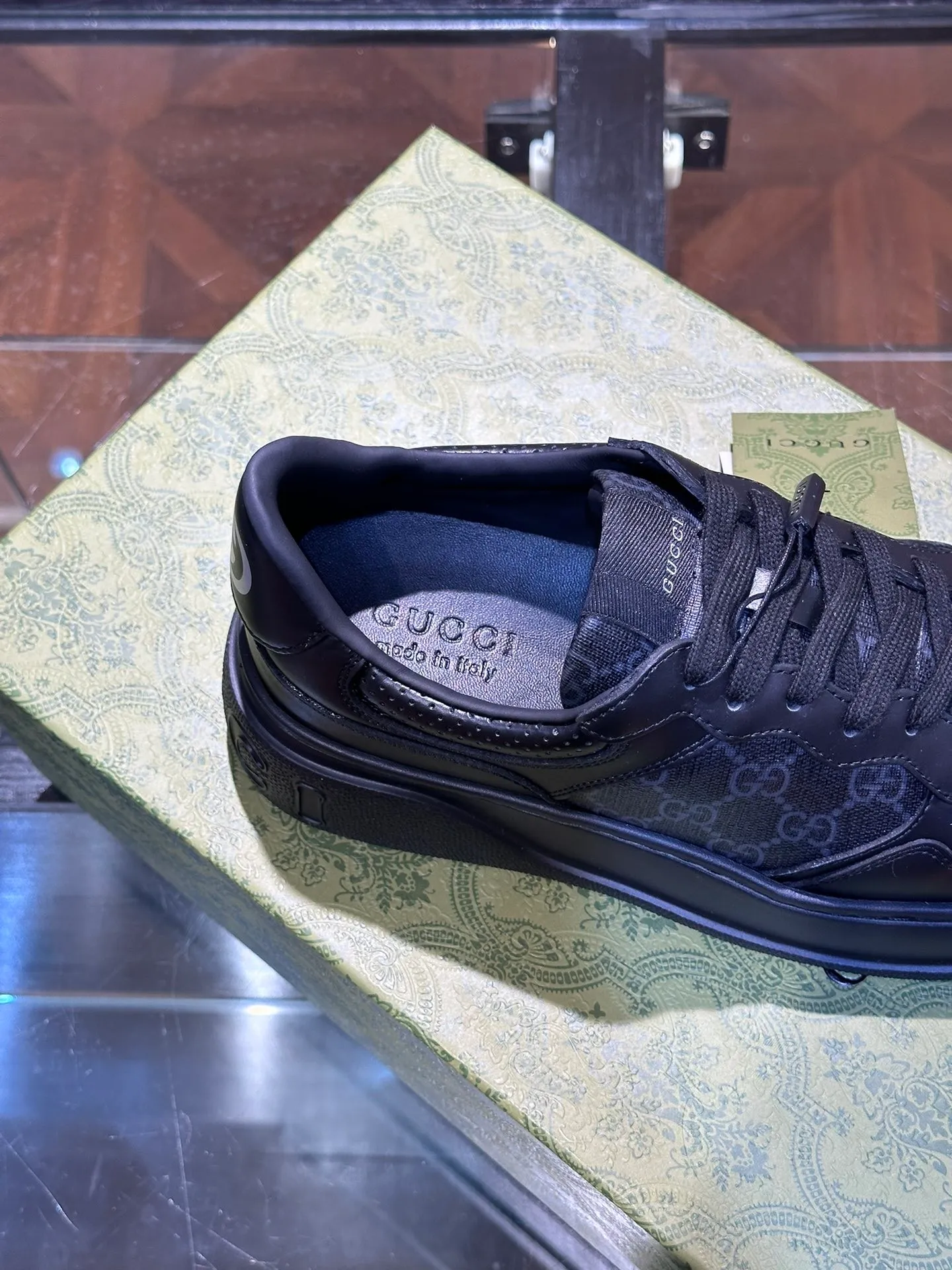 P640 Gucci men's thick-soled biscuit shoe sneakers. This sneaker adopts a thick-soled structure and cleverly uses the three elements of appearance design, color matching and material to show a retro style. The shoes are made of Demetra, a black sustainable material containing at least 70% renewable plant raw materials (viscose fiber, wood pulp, bio-based polyurethane), with a rubber sole. The Gucci web print adds a signature touch to this piece. Thick soles add 5cm to your height and instantly enhance your aura when worn!  Size: 38-44 (38 45 customized)
